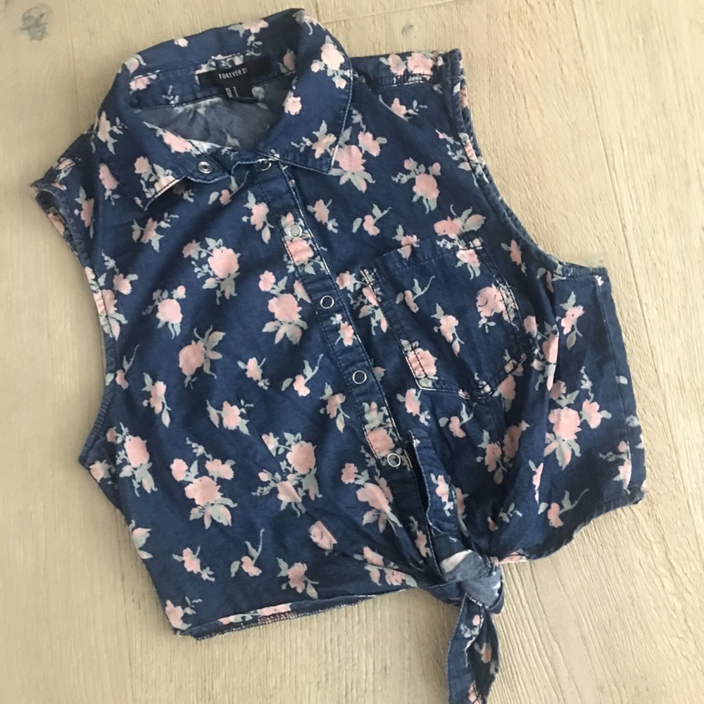 🟡 3/$12 🟡 Floral Denim Top - Picture 2 of 3